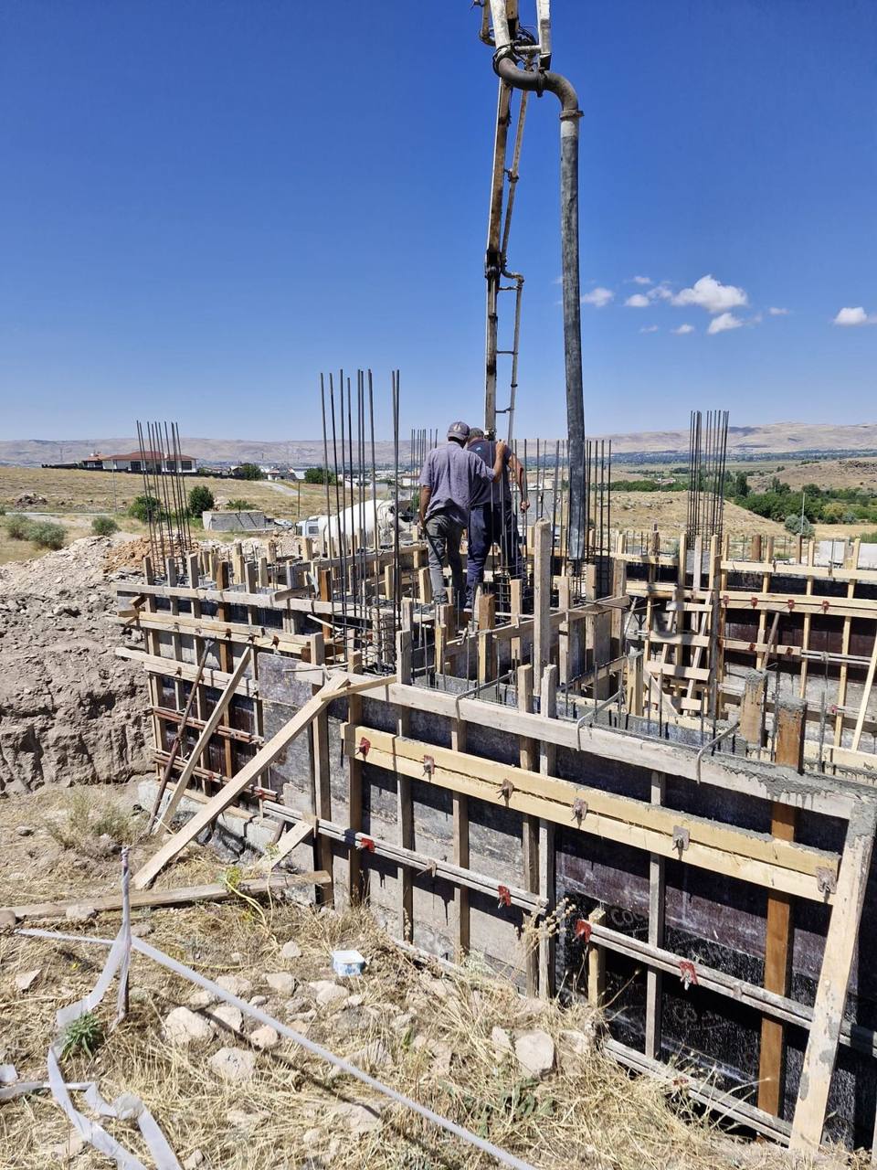 Villa şantiyesinde kalıp ve beton dökümü